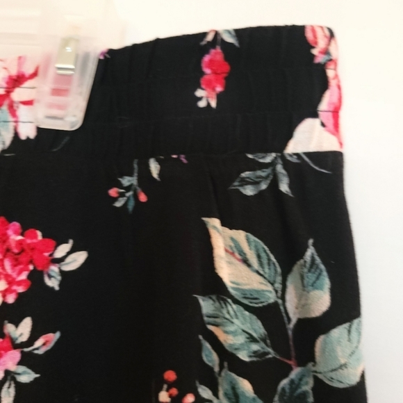 1Torrid Black Floral High-Rise Short with pockets size 3 - Picture 5 of 10